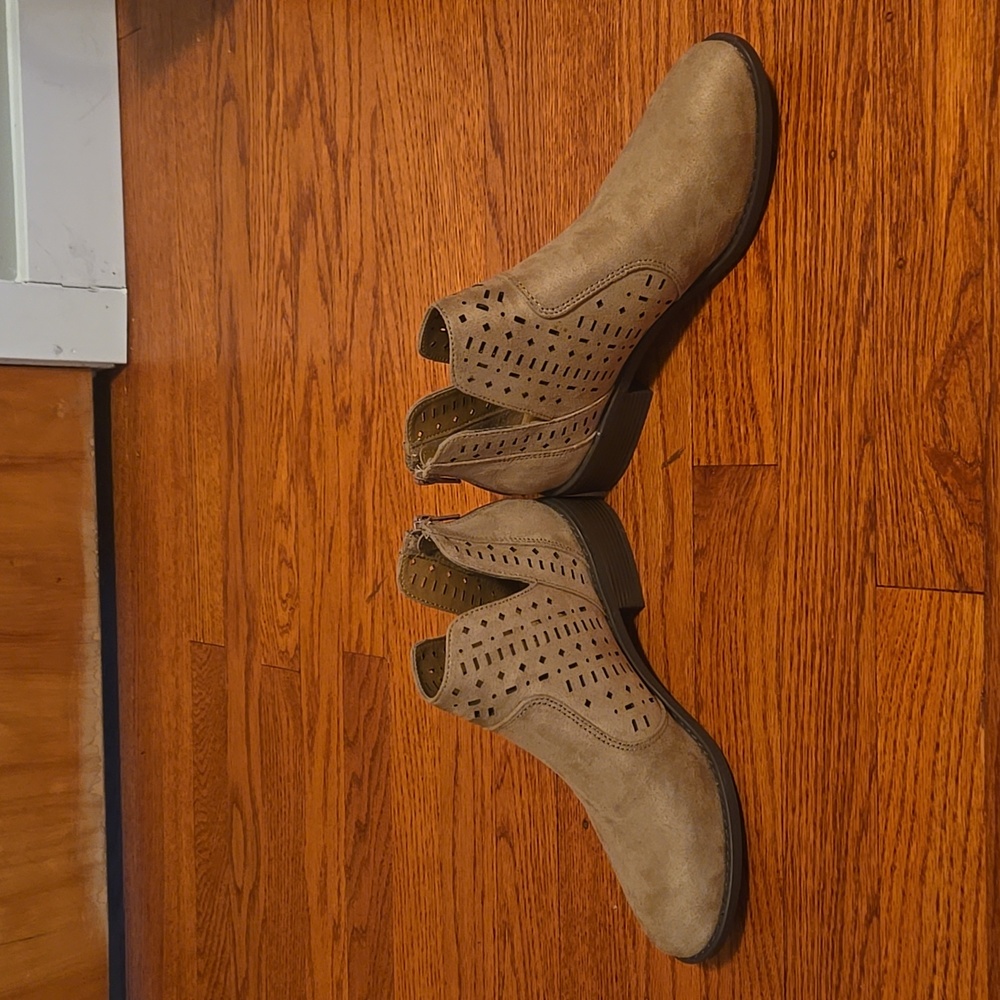 NWOT EUROSOFT Camel color, Size 7.5 adorable booties with side slits